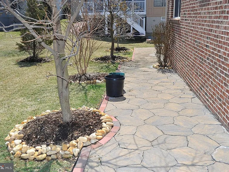 7582 Venture Dr — Photo 21