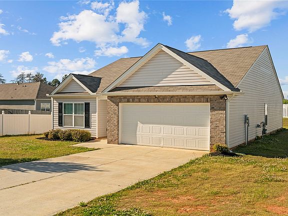 3rd image of 205 Hillendale Way