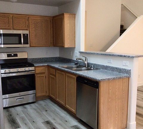 3rd image of 2981 Duxbury Dr #X