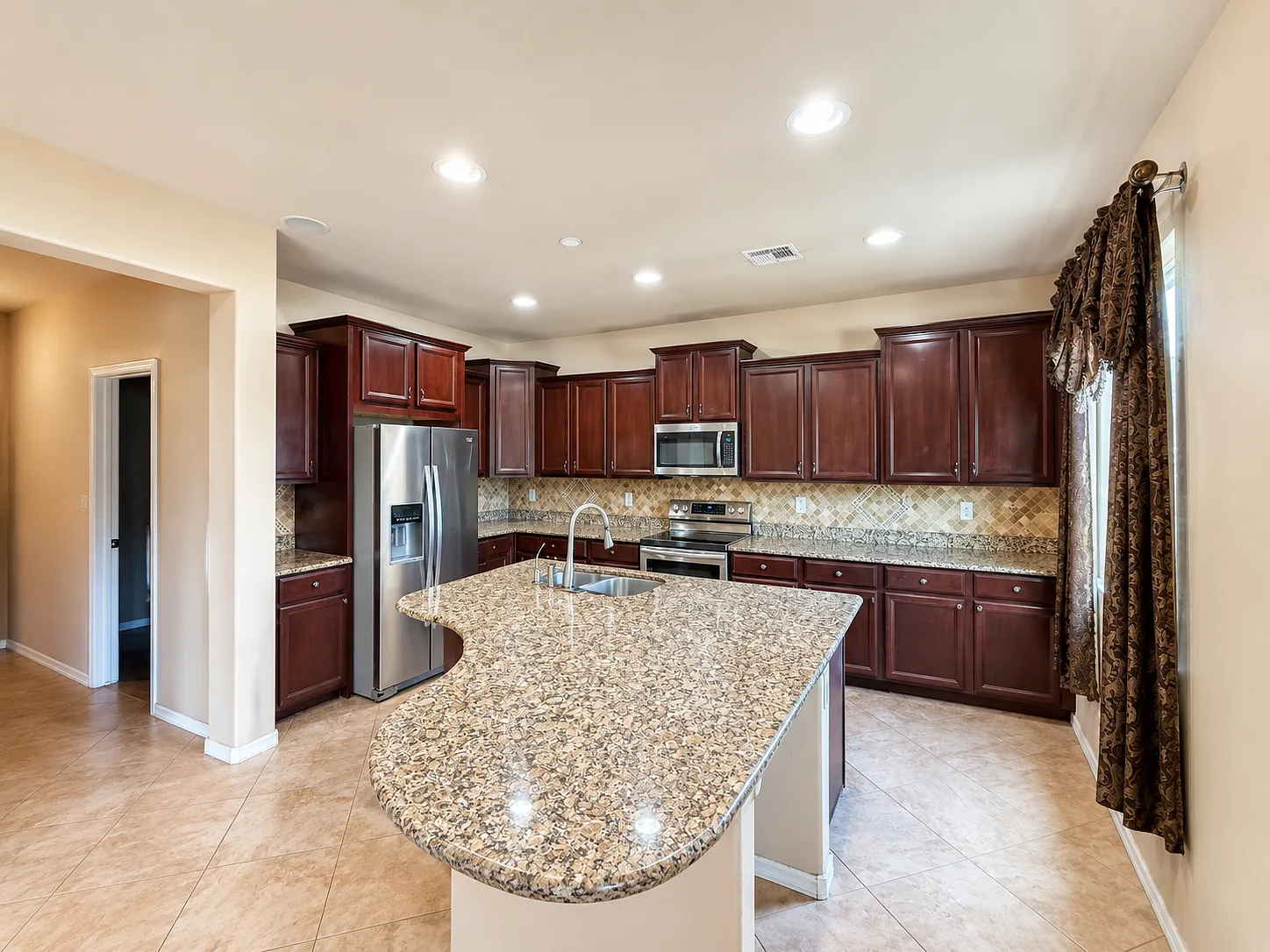 6 bed, 3689 sqft, $4,295 — Photo 3