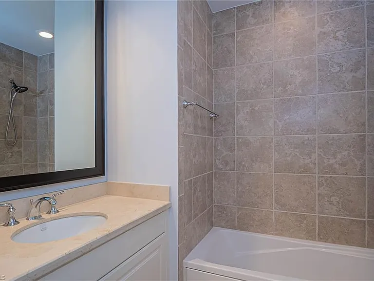 5068 Annunciation Cir #209 — Photo 29