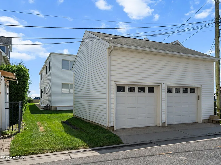 305 Ocean Ave — Photo 36