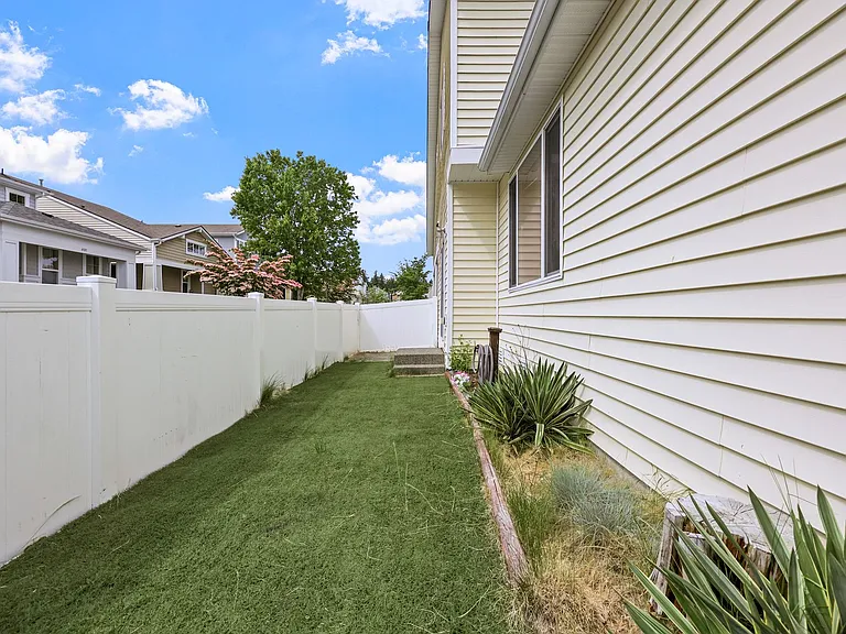 7601 Rushmore Way NE — Photo 32