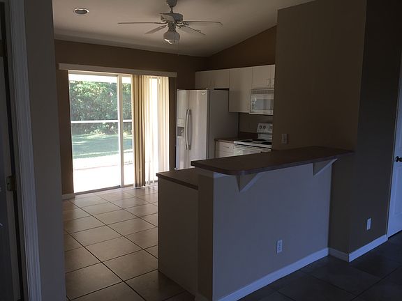 4th image of 402 Banfield Pl