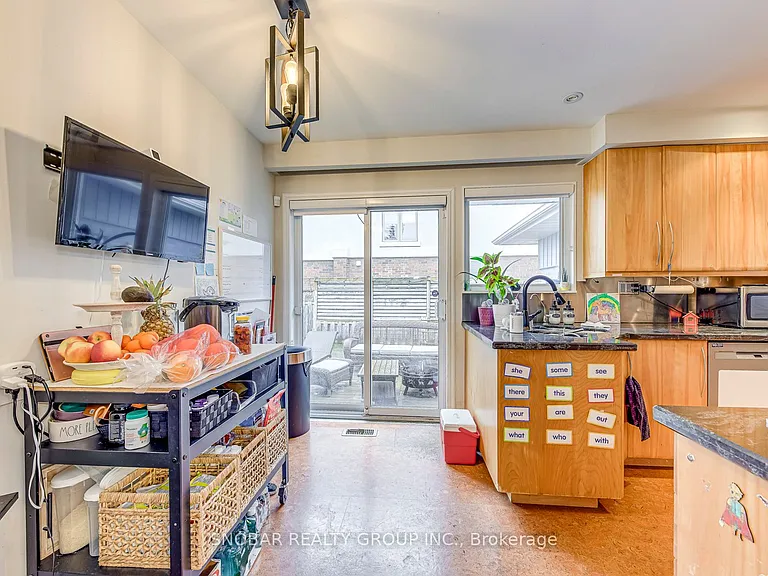 52 Decarie Cir — Photo 11