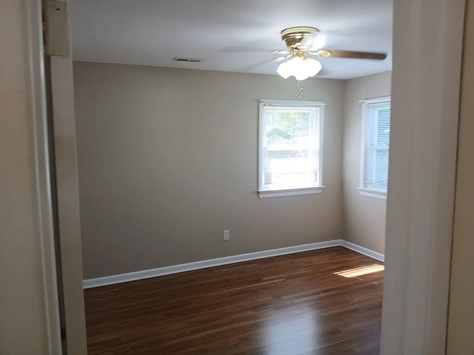 3 bed, 1000 sqft, $1,600 — Photo 4