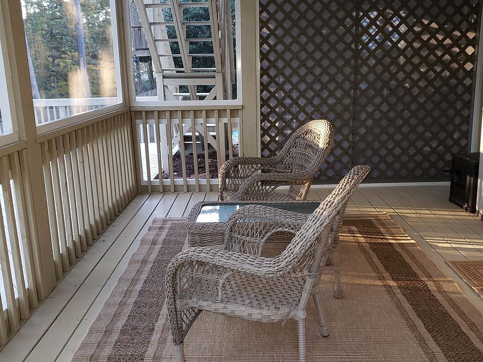 Private entrance into your relaxing screened in porch, with Fan and Lighting for those Summer Nights.