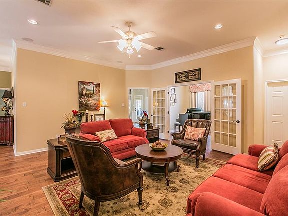 5th image of 833 Country Lane Dr