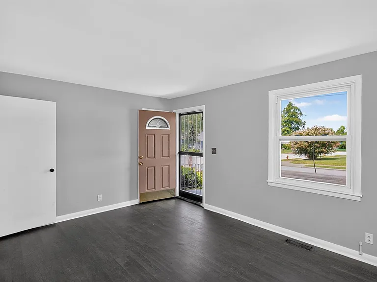 2423 Underwood St — Photo 2