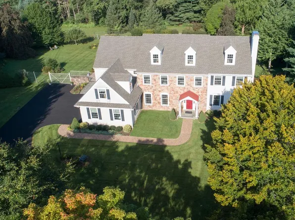 13 Crestwood Cir, New Hope, PA 18938