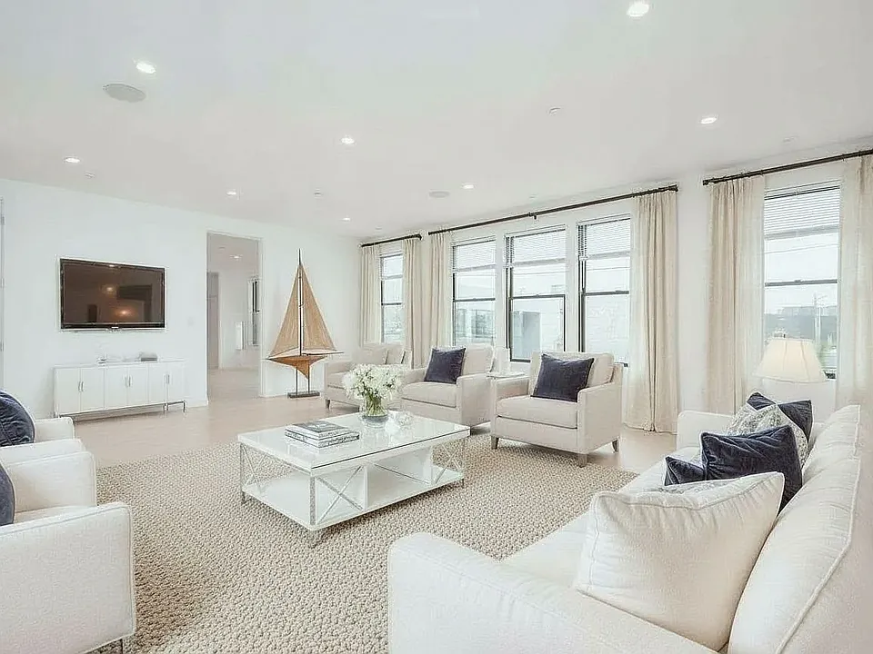 340 W 2nd St #9