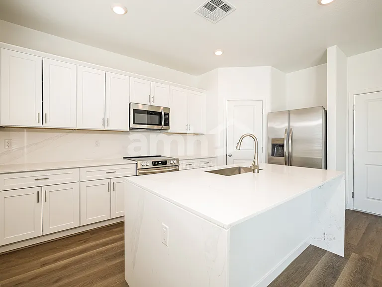 2391 Monroe Ave — Photo 3