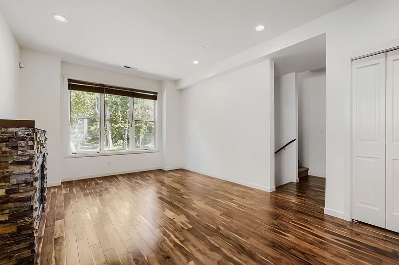 4th image of 303 Bellevue Way SE