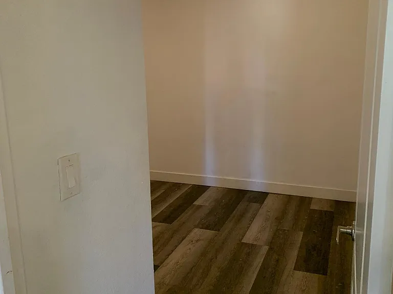259 N Capitol Ave — Photo 23