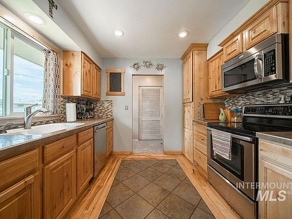 3rd image of 2621 Willow Dr