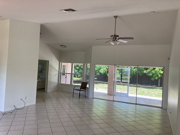 4th image of 133 SE 23rd St