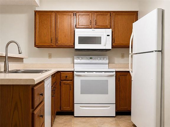 4th image of 727 SW Liggett Rd APT C