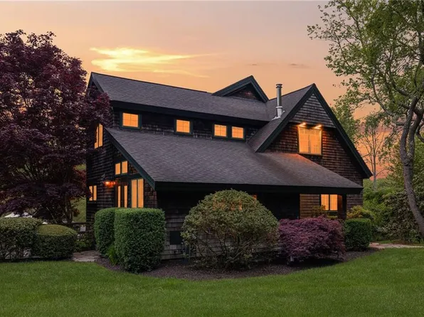 56 Summerfield Ln, Middletown, RI 02842