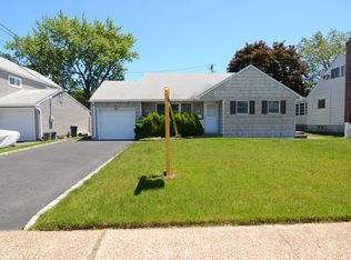 89 Eastgate Rd, Massapequa Park, NY 11762