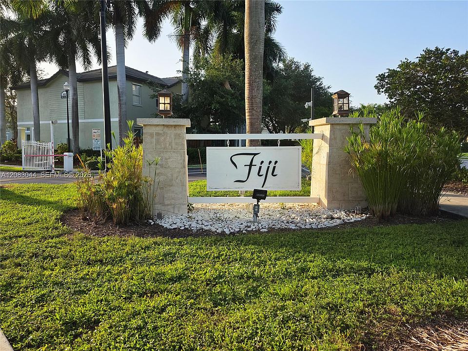 1st image of 132 SE 28th Pl Unit 7