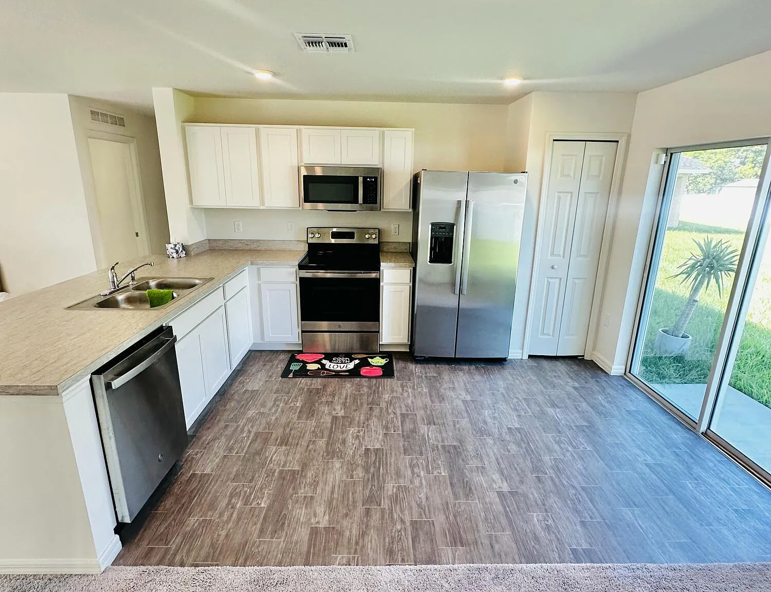3 bed, 2.0 bath, 1233 sqft, $2,950 — Photo 4