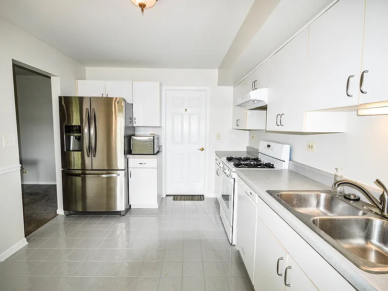 376 Bentley Pl — Photo 6