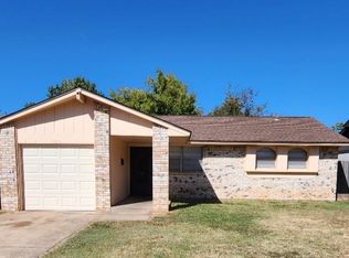 1035 NW 20th St, Moore, OK 73160