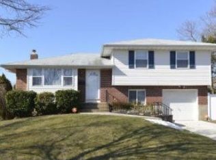 110 Plymouth Rd, Plainview, NY 11803