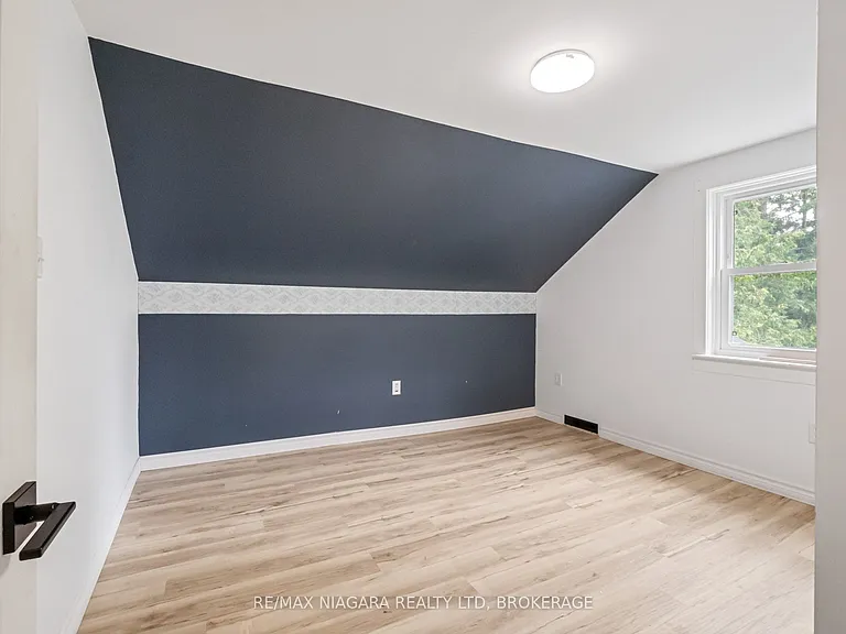 430 Ridge Rd N — Photo 16