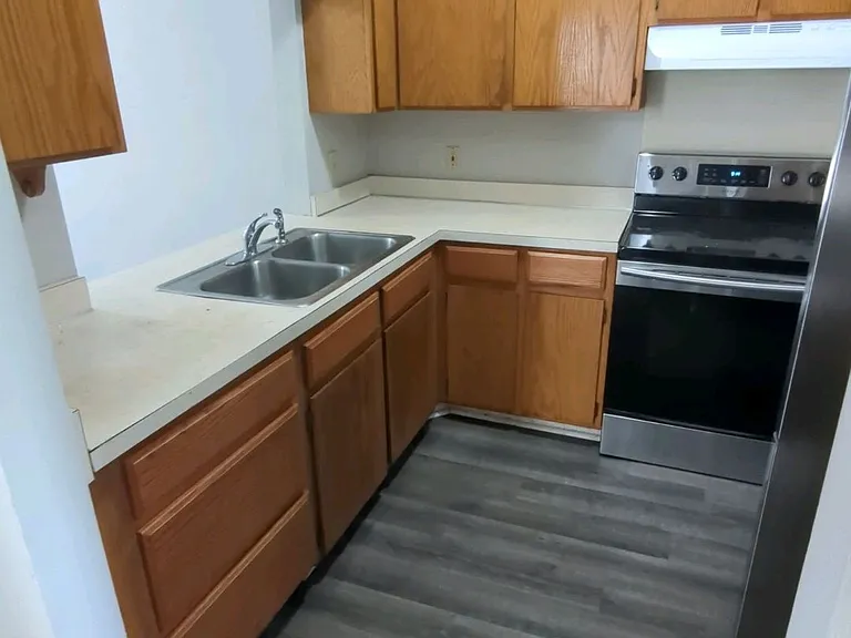 510 Park Ct — Photo 2