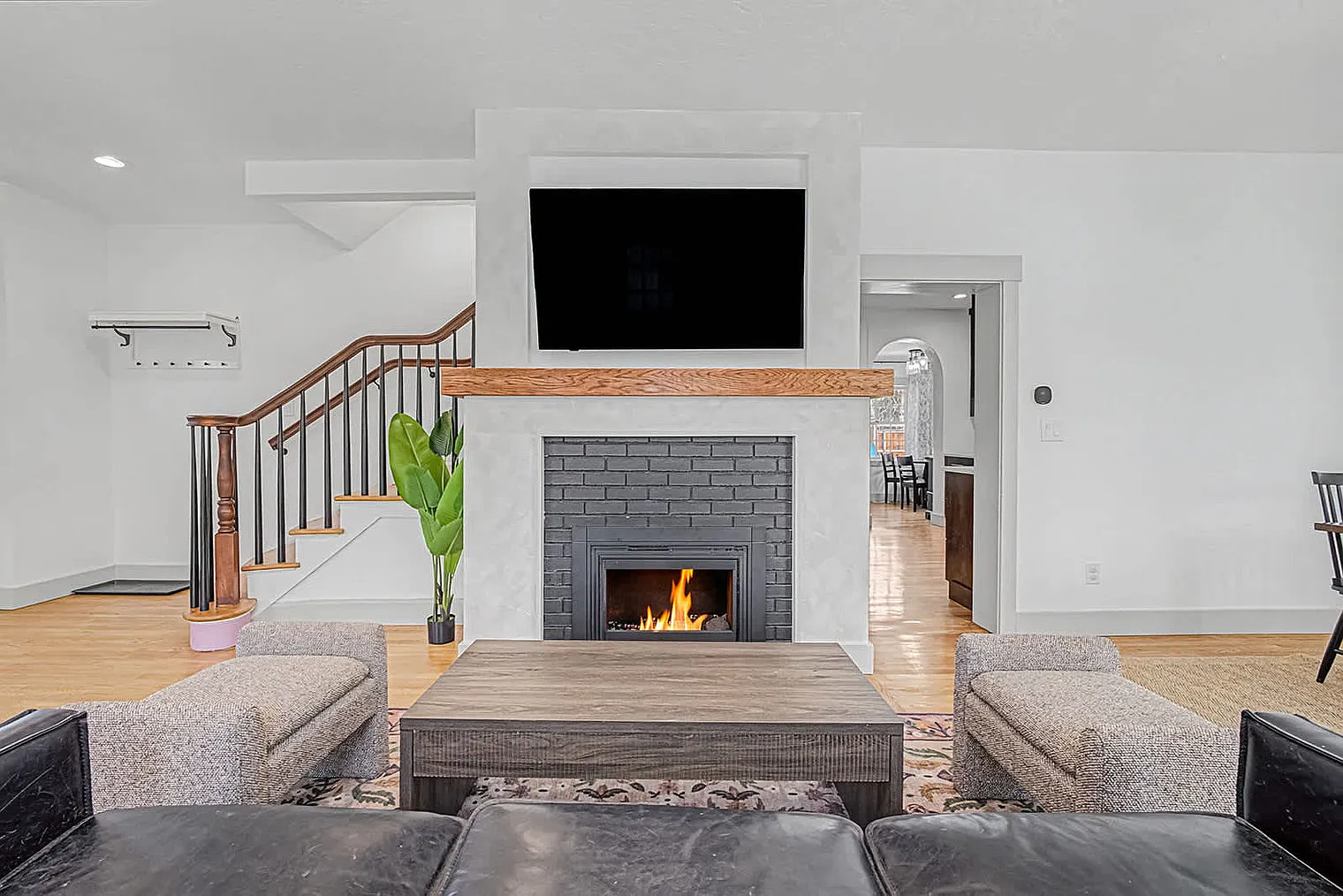 5 bed, 2.0 bath, 2992 sqft, $6,959 — Photo 2
