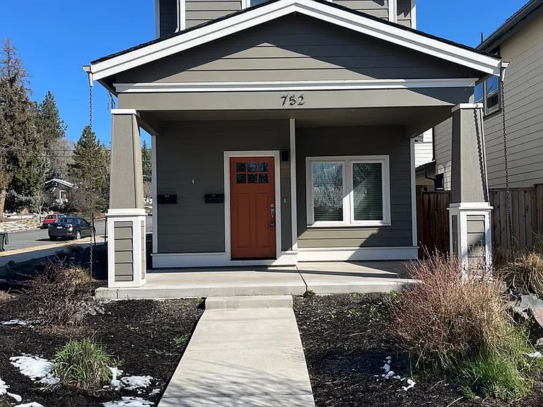 752 NW Ogden Ave — Photo 1