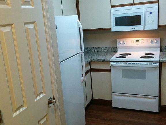self cleaning oven, outside vented microwave hood, ice maker