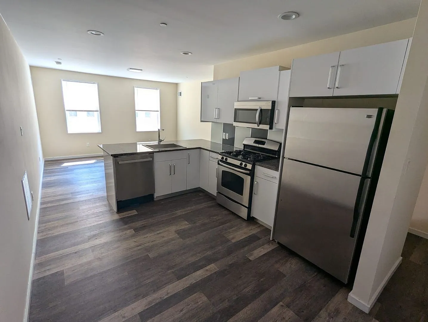 NY Style Townhome 3br/2ba in Gated Community with Garage Parking — Photo 1