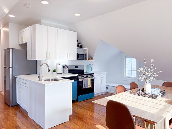 Kitchen: Equipped with stainless steel appliances