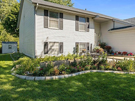 2nd image of 300 Picadilly Dr SE
