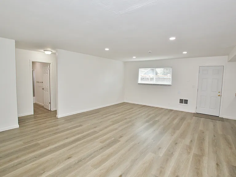 20310 Concord Ave — Photo 2