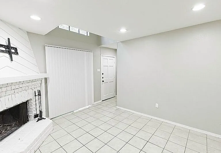 889 Dublin Dr #D — Photo 5