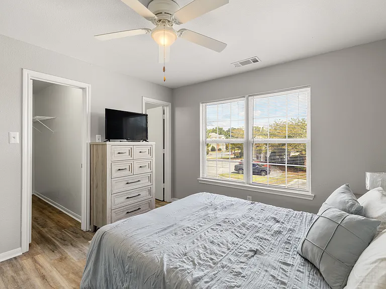 Sunset Pointe Apartments — Photo 48