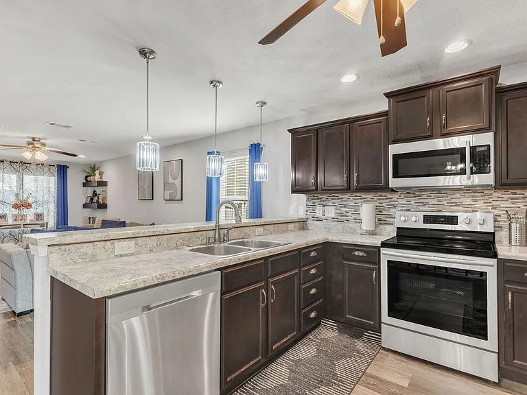 503 Eisenhower Dr — Photo 8