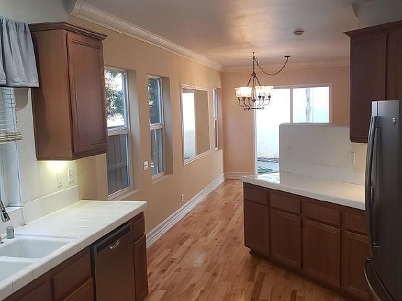4th image of 1225 W Ivy Ter
