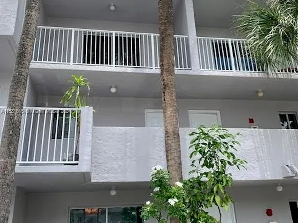 2760 W 76th St APT 203, Hialeah, FL 33016