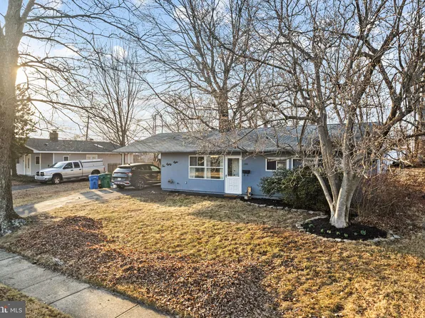 288 Magnolia Dr, Levittown, PA 19054
