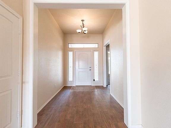 5th image of 304 Koufax Ct
