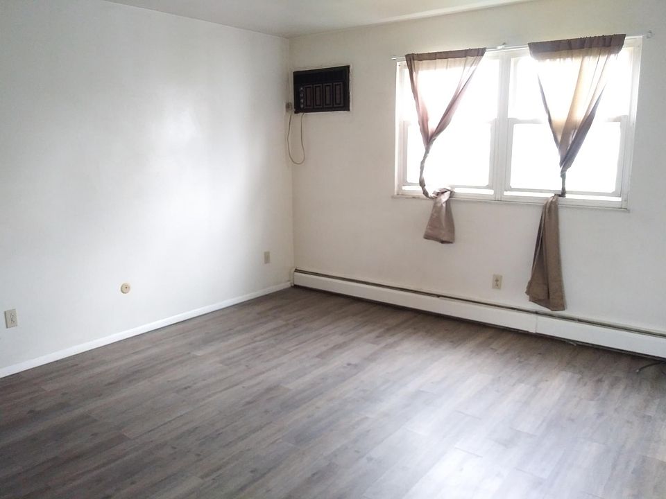 1st image of 206 Colonial Dr #1