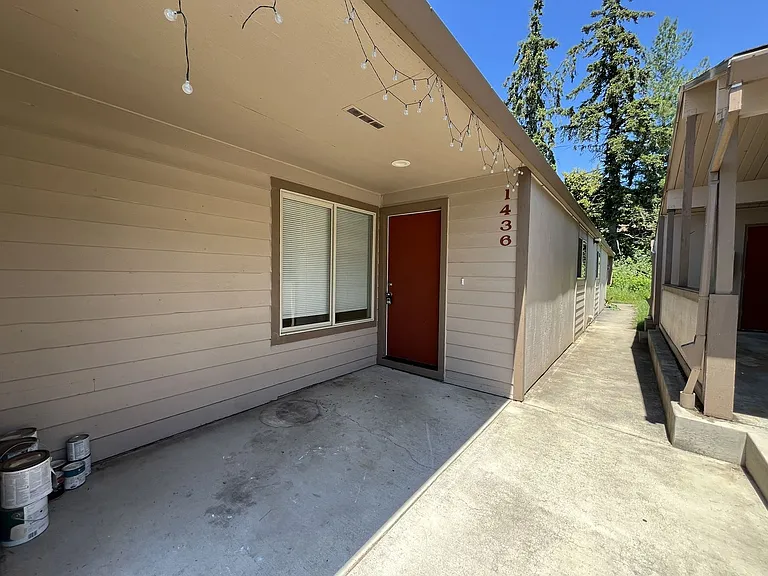 Bright and Airy Home with Stainless Steel Kitchen, Vaulted Ceilings & Washer + Dryer — Photo 15