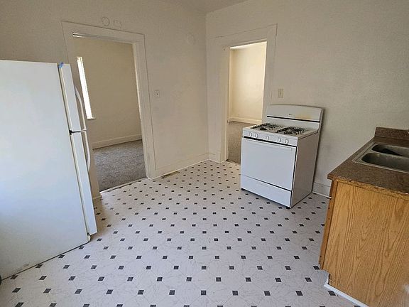 3rd image of 600 W Rogers St #4