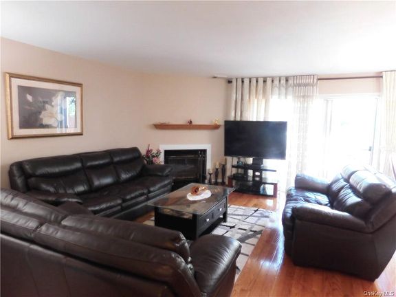 5th image of 17 Brookside Dr W