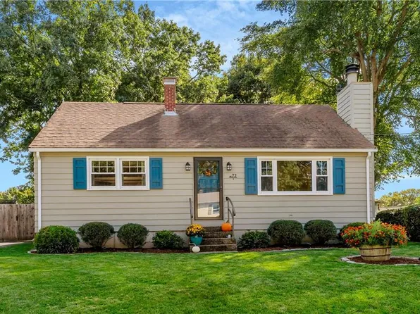 72 Windsor Park Dr, Coventry, RI 02816