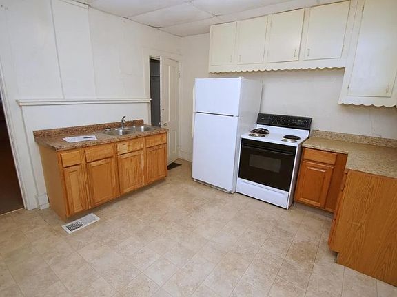 3rd image of 914 W 15th St #914
